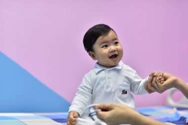 Doktor oynayan ve getting küçük çocukla tanışmış. Genç doktor ve çocuk tedavi edilir. Çocuk hastanede aşı.