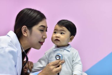 Doktor oynayan ve getting küçük çocukla tanışmış. Genç doktor ve çocuk tedavi edilir. Çocuk hastanede aşı.