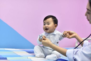 Doktor oynayan ve getting küçük çocukla tanışmış. Genç doktor ve çocuk tedavi edilir. Çocuk hastanede aşı.