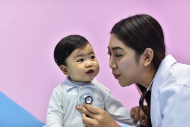 Doktor oynayan ve getting küçük çocukla tanışmış. Genç doktor ve çocuk tedavi edilir. Çocuk hastanede aşı.