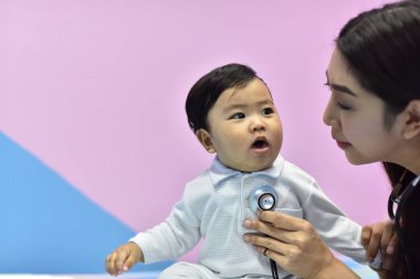 Doktor oynayan ve getting küçük çocukla tanışmış. Genç doktor ve çocuk tedavi edilir. Çocuk hastanede aşı.