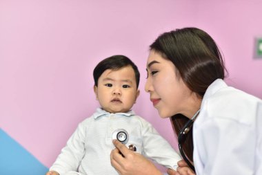 Doktor oynayan ve getting küçük çocukla tanışmış. Genç doktor ve çocuk tedavi edilir. Çocuk hastanede aşı.