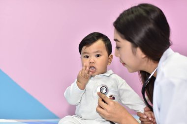 Doktor oynayan ve getting küçük çocukla tanışmış. Genç doktor ve çocuk tedavi edilir. Çocuk hastanede aşı.