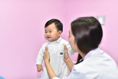 Doktor oynayan ve getting küçük çocukla tanışmış. Genç doktor ve çocuk tedavi edilir. Çocuk hastanede aşı.