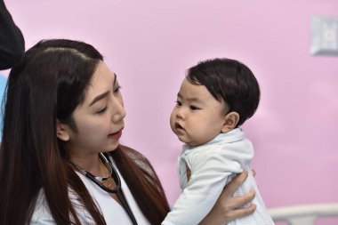 Doktor ve çocuk tedavi edilir. Çocuk hastanede aşı. Doktor oynayan ve elde olan küçük çocuk hakkında bilgi.