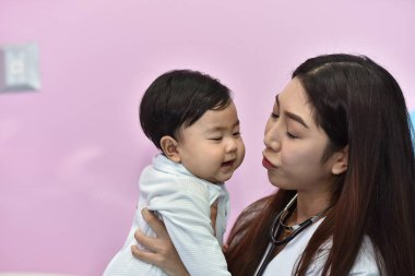 Doktor ve çocuk tedavi edilir. Çocuk hastanede aşı. Doktor oynayan ve elde olan küçük çocuk hakkında bilgi.