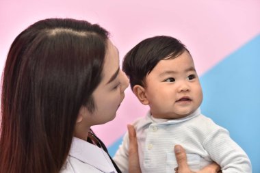 Doktor ve çocuk tedavi edilir. Çocuk hastanede aşı. Doktor oynayan ve elde olan küçük çocuk hakkında bilgi.