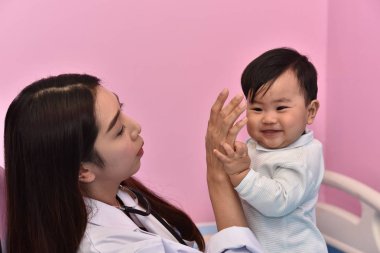 Doktor ve çocuk tedavi edilir. Çocuk hastanede aşı. Doktor oynayan ve elde olan küçük çocuk hakkında bilgi.