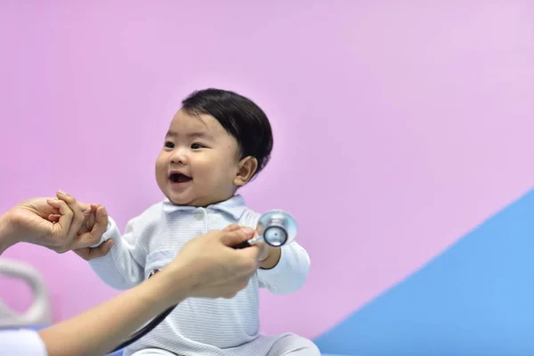 Médico Está Jugando Conociendo Niño Pequeño Médicos Jóvenes Niños Que — Foto de Stock