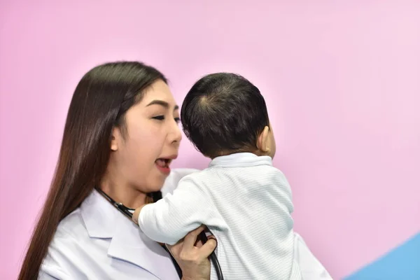 Dokter Sedang Bermain Dan Berkenalan Dengan Anak Kecil Dokter Muda — Stok Foto