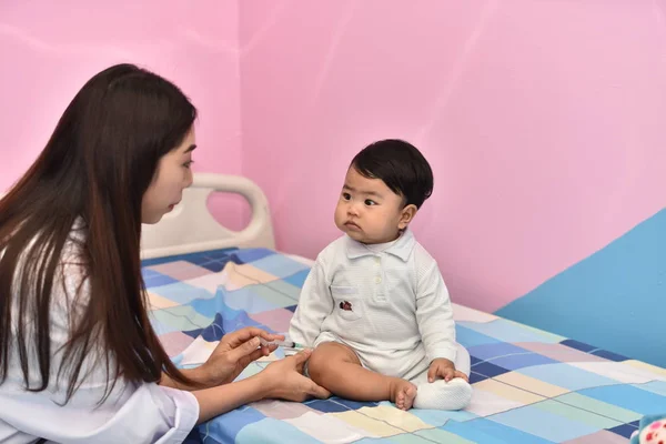 Médicos Niños Que Reciben Tratamiento Los Niños Vacunan Hospital Médico — Foto de Stock