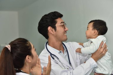 Doktor ve çocuk tedavi edilir. Çocuk hastanede aşı. Kırmızı kalp oyuncak oynama ufaklık. Ve hastane aşı gülüşe.