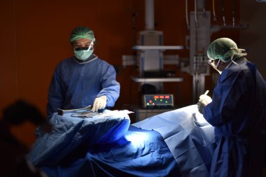 Ameliyathane cerrahi ışıkta. Bir kesim ile cerrahi operasyon başlangıcı için hazırlanması. Takım cerrah ameliyathane içinde işte. Yenilik teknoloji modern hastane ameliyathane içinde.