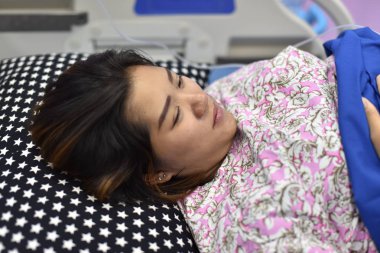 Ameliyathane cerrahi ışıkta. Bir kesim ile cerrahi operasyon başlangıcı için hazırlanması. Takım cerrah ameliyathane içinde işte. Yenilik teknoloji modern hastane ameliyathane içinde.