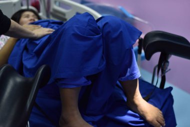 Ameliyathane cerrahi ışıkta. Bir kesim ile cerrahi operasyon başlangıcı için hazırlanması. Takım cerrah ameliyathane içinde işte. Yenilik teknoloji modern hastane ameliyathane içinde.