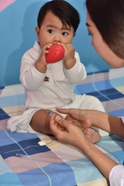 Médicos Niños Que Reciben Tratamiento Los Niños Vacunan Hospital Pequeño — Foto de Stock