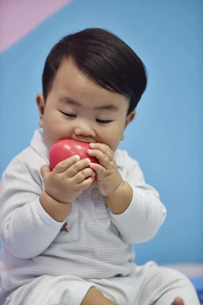 Niño Jugando Juguete Rojo Del Corazón Sonreír Vacunación Del Hospital — Foto de Stock