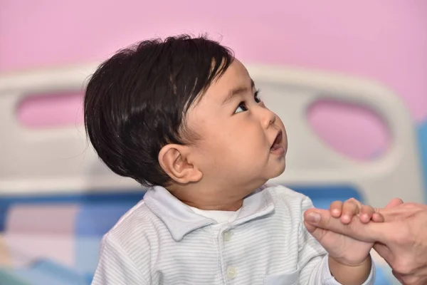 Médicos Jóvenes Niños Que Reciben Tratamiento Los Niños Vacunan Hospital — Foto de Stock