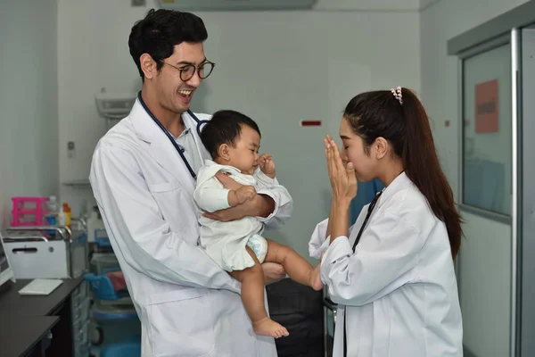 Genç Doktor Çocuk Tedavi Edilir Çocuk Hastanede Aşı Ağlayan Korkmuş — Stok fotoğraf