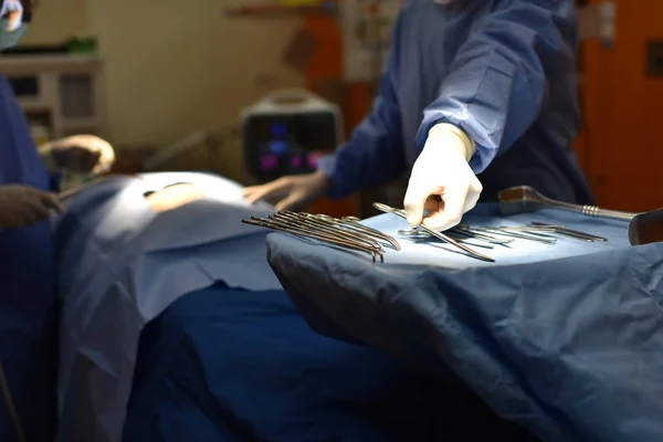 Ekip Cerrahı Ameliyathanede Ameliyathanede Cerrahi Işık Ameliyat Için Hazırlıklar Bir — Stok fotoğraf