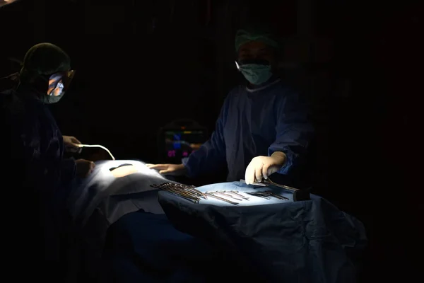 Lääkintäryhmä Suorittaa Kirurgisen Operaation Nykyaikaisessa Leikkaussalissa Laitteet Lääkinnälliset Laitteet Hybridi — kuvapankkivalokuva