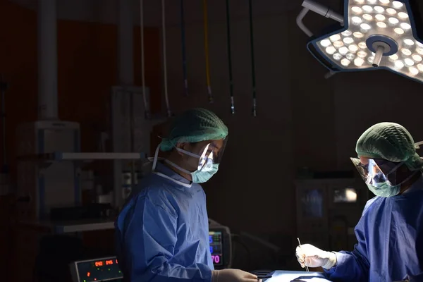 Chirurg Zespołowy Sali Operacyjnej Światło Chirurgiczne Sali Operacyjnej Przygotowanie Rozpoczęcia — Zdjęcie stockowe