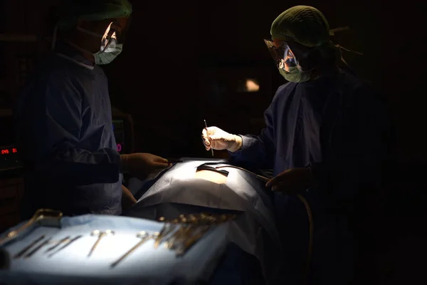 手术室里的团队外科医生 手术室的手术灯 为开刀手术做准备 那位外科医生正在给病人做手术 — 图库照片