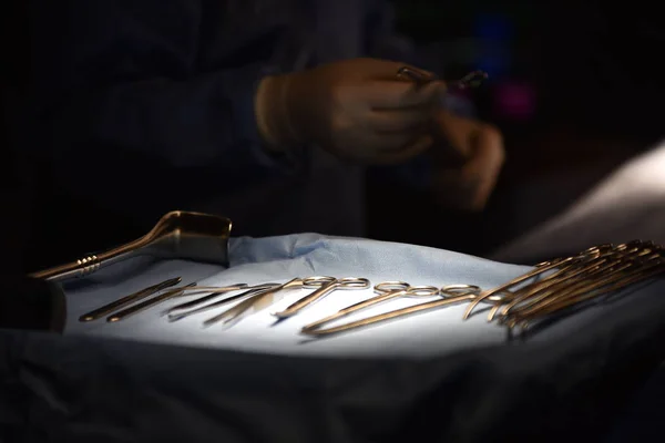 手术室里的团队外科医生 手术室的手术灯 为开刀手术做准备 那位外科医生正在给病人做手术 — 图库照片