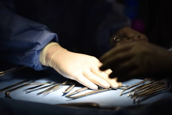 Équipe Médicale Effectuant Une Opération Chirurgicale Dans Salle Opération Moderne — Photo