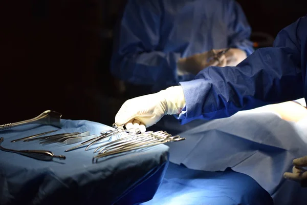 Equipo Médico Realizando Operación Quirúrgica Sala Operaciones Moderna Equipos Dispositivos — Foto de Stock