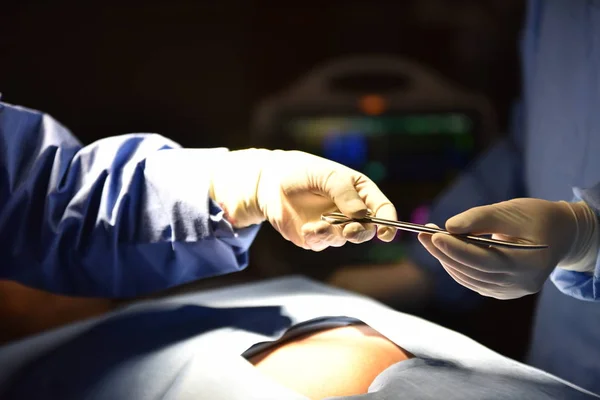 Assistente Dando Bisturi Médico Durante Operação Cirúrgica — Fotografia de Stock