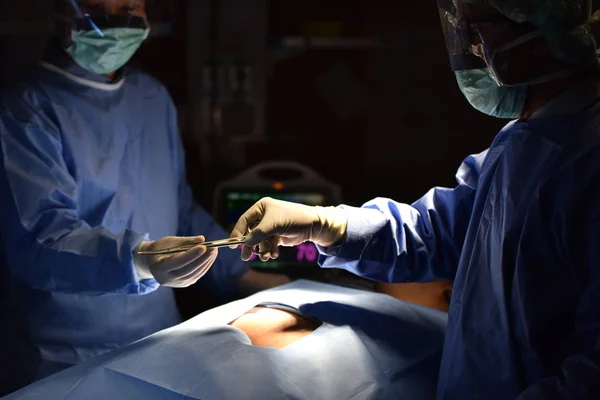 医疗团队在现代手术室进行外科手术 混合手术室的设备和医疗设备 擦洗护士准备手术用的医疗器械 — 图库照片
