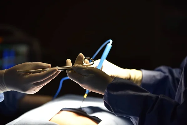 Ameliyathane Cerrahi Işıkta Bir Kesim Ile Cerrahi Operasyon Başlangıcı Için — Stok fotoğraf