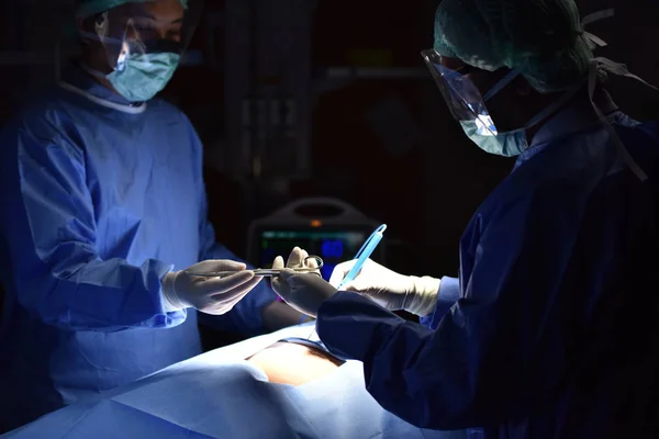 Ameliyathane Cerrahi Işıkta Bir Kesim Ile Cerrahi Operasyon Başlangıcı Için — Stok fotoğraf