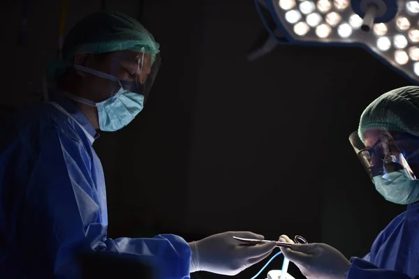 Chirurgiczne Zimnego Światła Sali Operacyjnej Przygotowanie Rozpoczęcia Operacji Chirurgicznej Cięcia — Zdjęcie stockowe