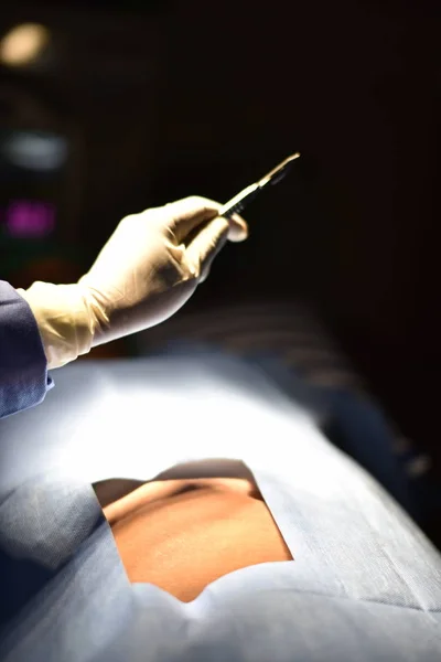 手术室里的手术灯为外科手术的开始和切口做准备 在手术室里工作的团队医生 现代医院手术室的创新技术 — 图库照片