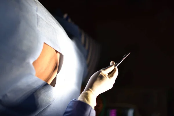 手术室里的手术灯为外科手术的开始和切口做准备 在手术室里工作的团队医生 现代医院手术室的创新技术 — 图库照片