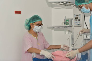 Klinikte çalışan maskeli doktorlar