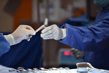 Çalışma Room.scrub hemşire tıbbi aletleri işlemi için hazırlanıyor. Tıbbi ekip gerçekleştirmek cerrahi operasyon Modern işletim Room.Equipment ve hibrid ameliyathane mavi filtre, cerrahi işlemler, ameliyathane tıbbi cihazlar 