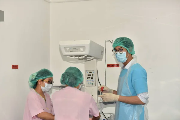 Teamchirurg Bei Der Arbeit Operationssaal Operationslicht Operationssaal Vorbereitung Auf Den — Stockfoto