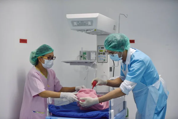 Arzt Und Krankenschwester Werden Becken Operiert Die Frau Die Krankenhaus — Stockfoto
