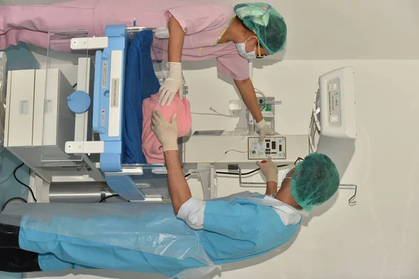 Csapatsebész Műtőben Sebészeti Fény Műtőben Felkészülés Műtéti Beavatkozás Megkezdésére Vágással — Stock Fotó