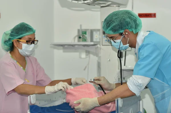 手術室で働いているチーム外科医 手術室での外科的光 カットで外科手術の開始の準備 外科医は患者の手術をしています — ストック写真