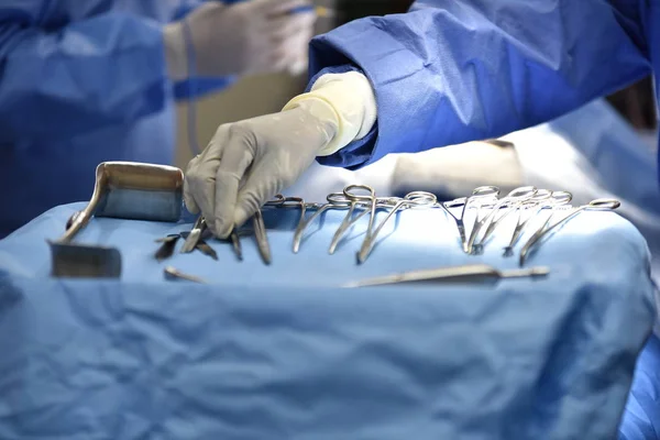 Ekip Cerrahı Ameliyathanede Ameliyathanede Cerrahi Işık Ameliyat Için Hazırlıklar Bir — Stok fotoğraf
