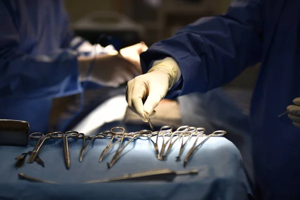 Przygotowanie Instrumentów Medycznych Dla Operacji Pracy Pielęgniarka Room Scrub Medycznego — Zdjęcie stockowe
