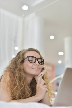 Tatlı bir smile.portrait genç bir seksi güzel ve mutlu kadın güzel kadın