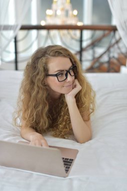 Genç Seksi güzel ve mutlu kadın portresi ben dizüstü kullanma ve yalan bikini. Güzellik kadın çekici ile gülümse ve size sağlık cilt ve saç, güzel kadın tatlı bir gülümseme ile bir şey göstereyim. Bir dizüstü bilgisayar kullanarak uyku, iş kontrol