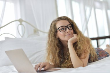 Tatlı bir smile.portrait genç bir seksi güzel ve mutlu kadın güzel kadın