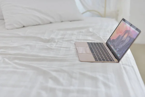 Ноутбук Лежить Білому Ліжку — стокове фото