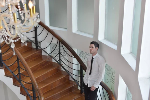 Homem Caucasiano Escada Casa — Fotografia de Stock